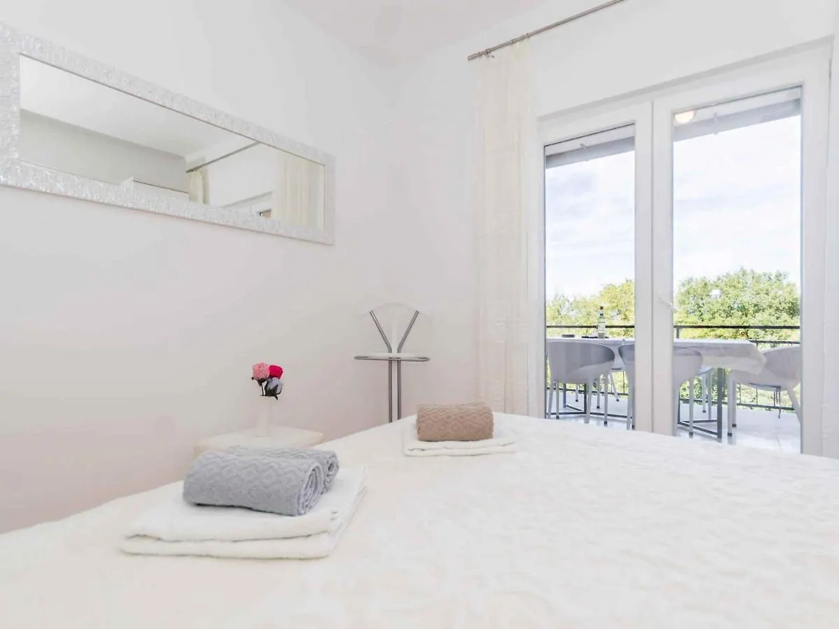 Apartment In Njivice - Insel Krk 42232