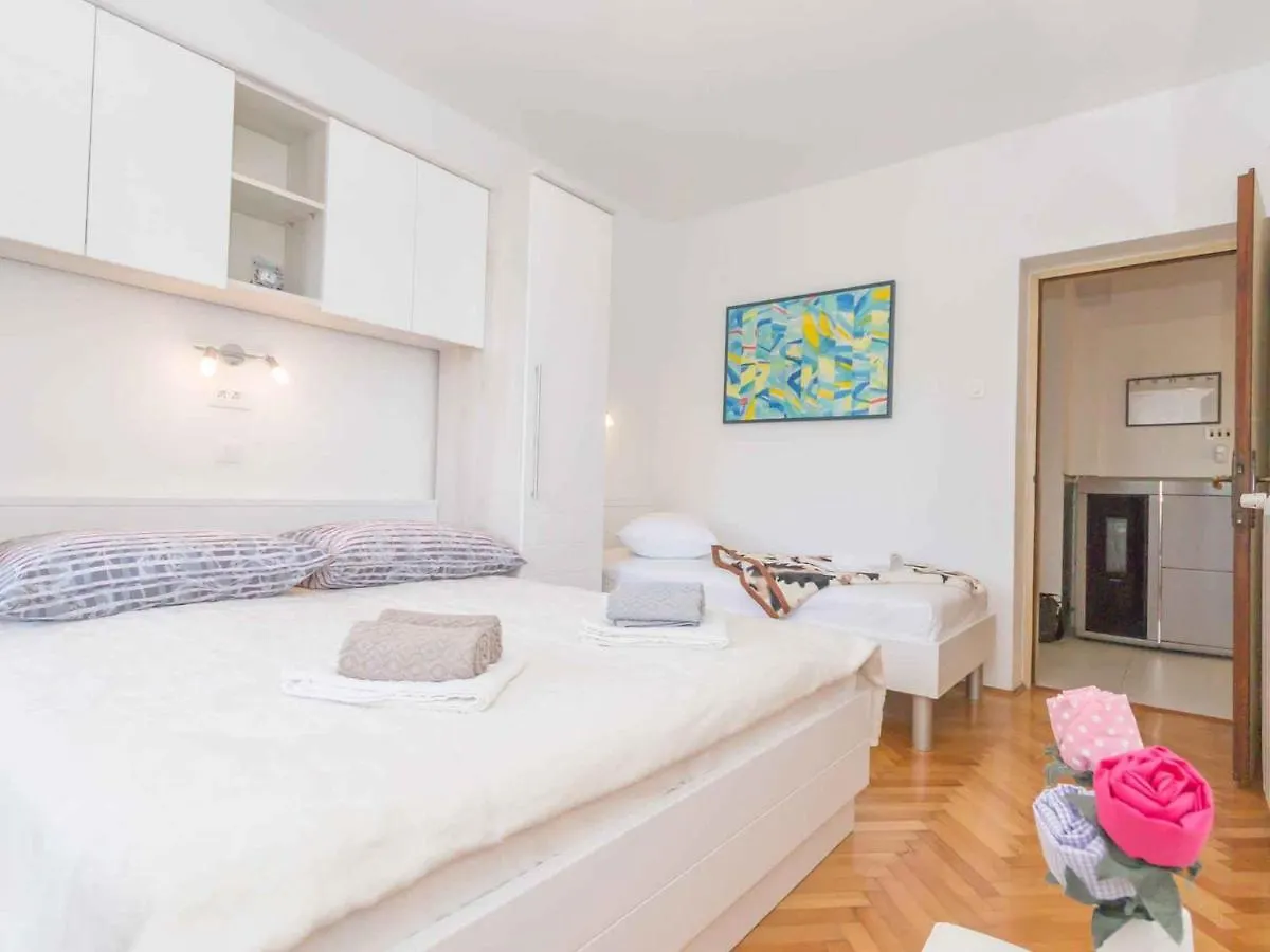 Apartment In Njivice - Insel Krk 42232